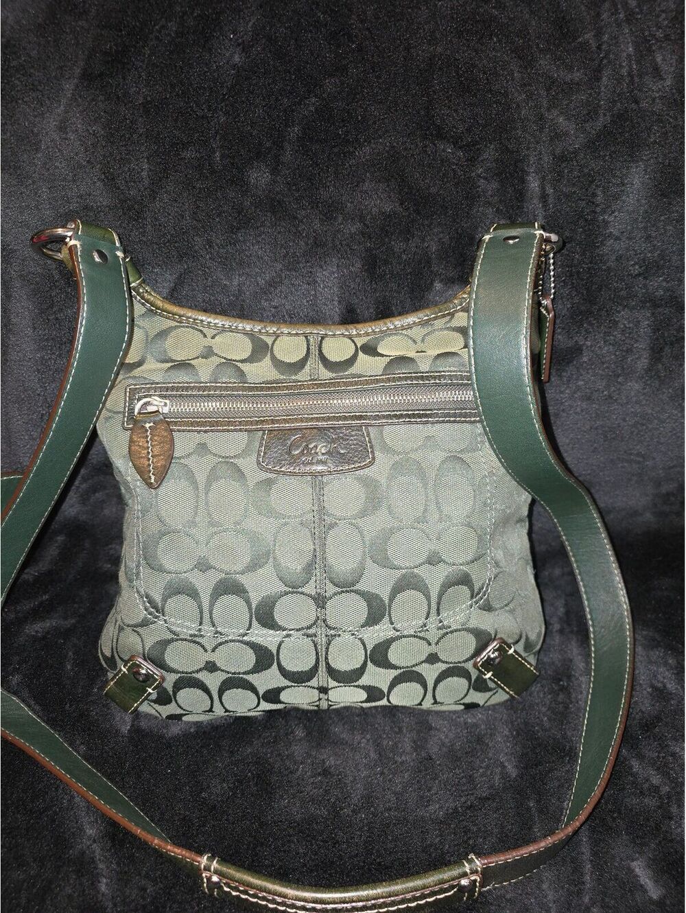 150. 2010 Coach Signature Penelope Crossbody 💚